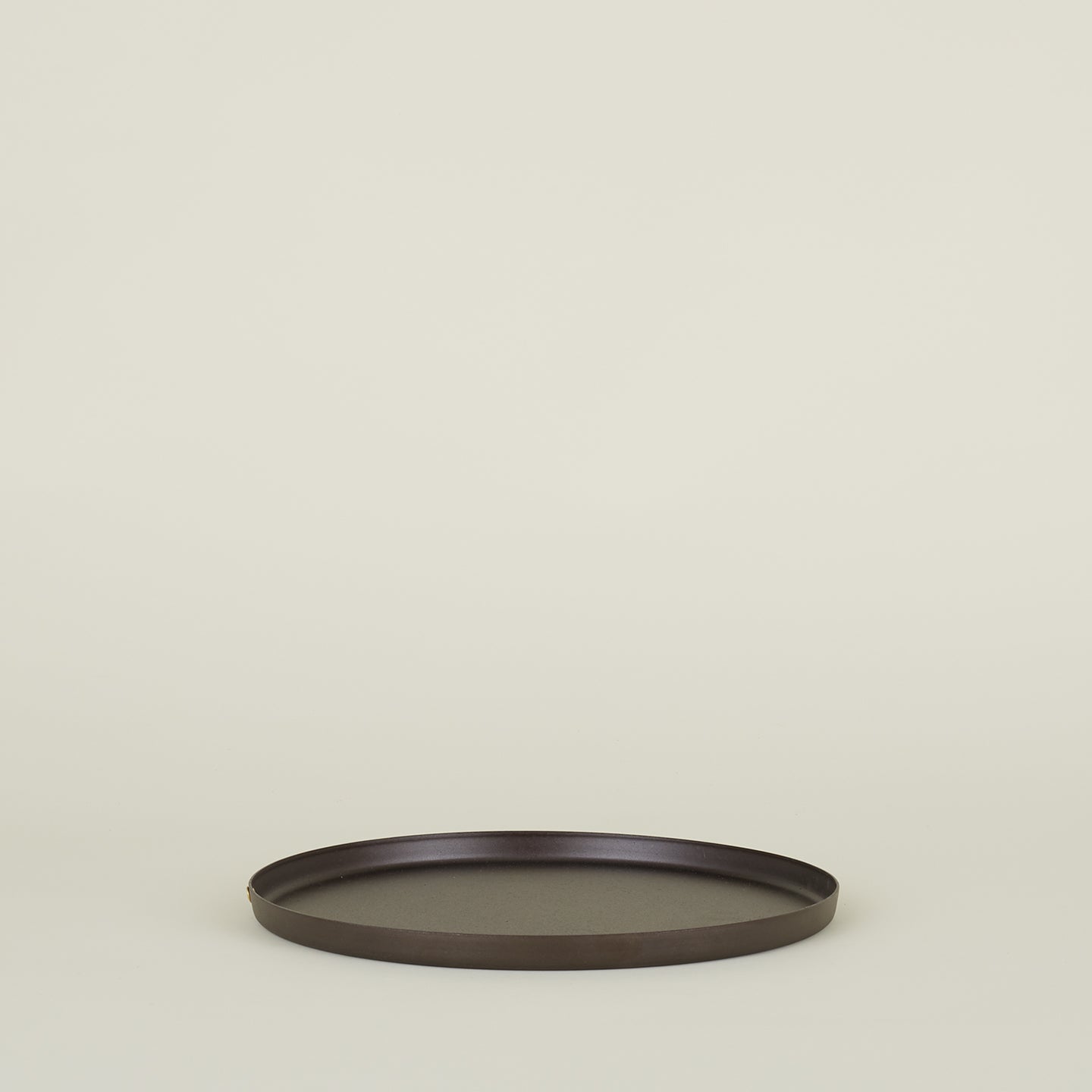 Spun iron round baking tray