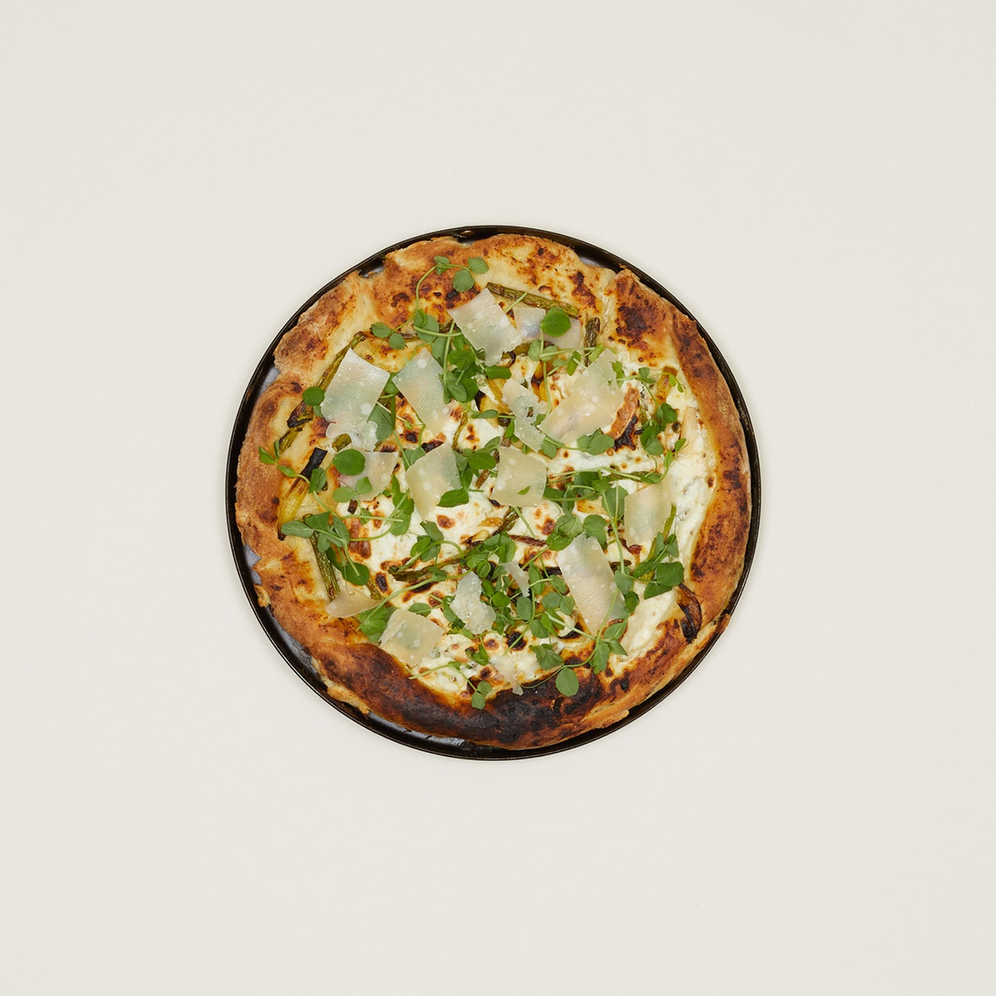 Spun iron round baking tray with pizza