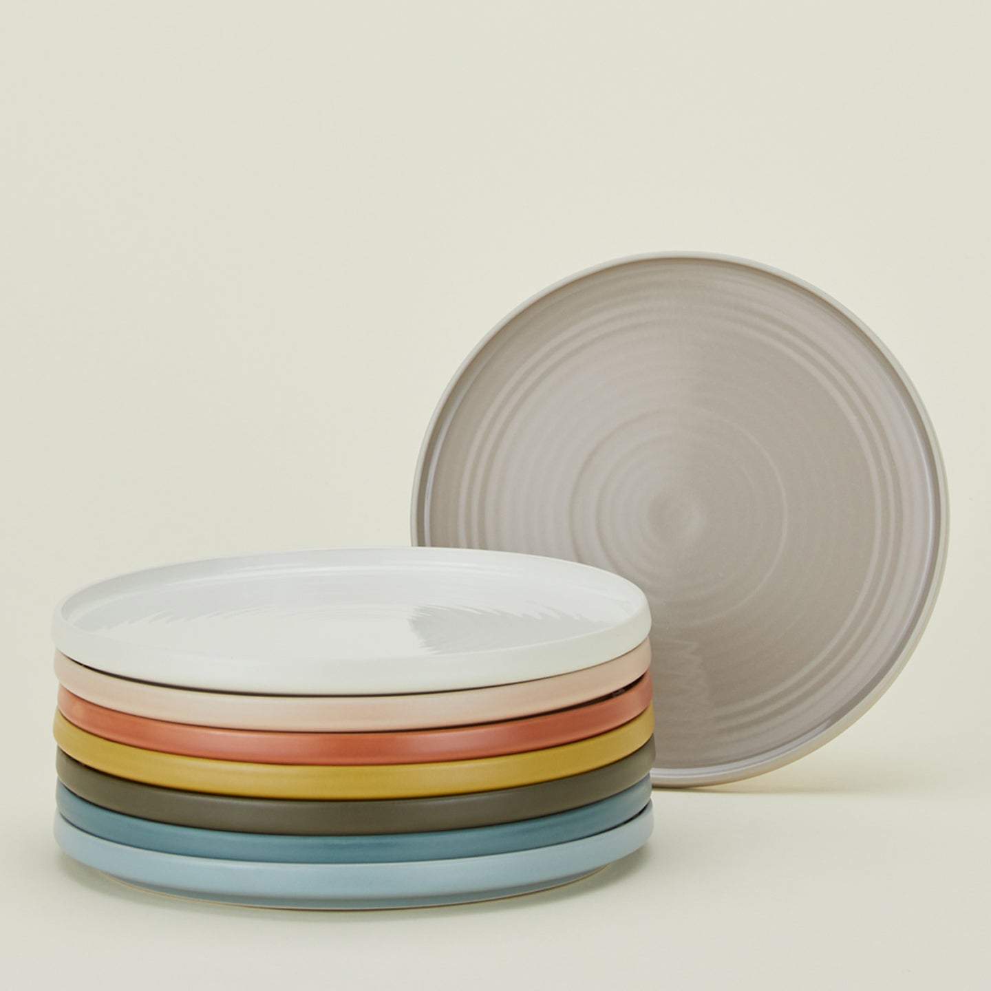 Essential dinner plates in various colors