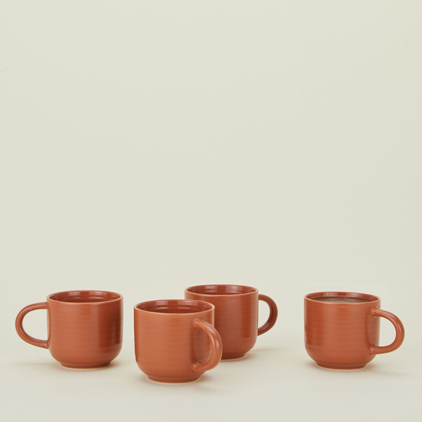 Set of 4 essential dinnerware mugs in terracotta