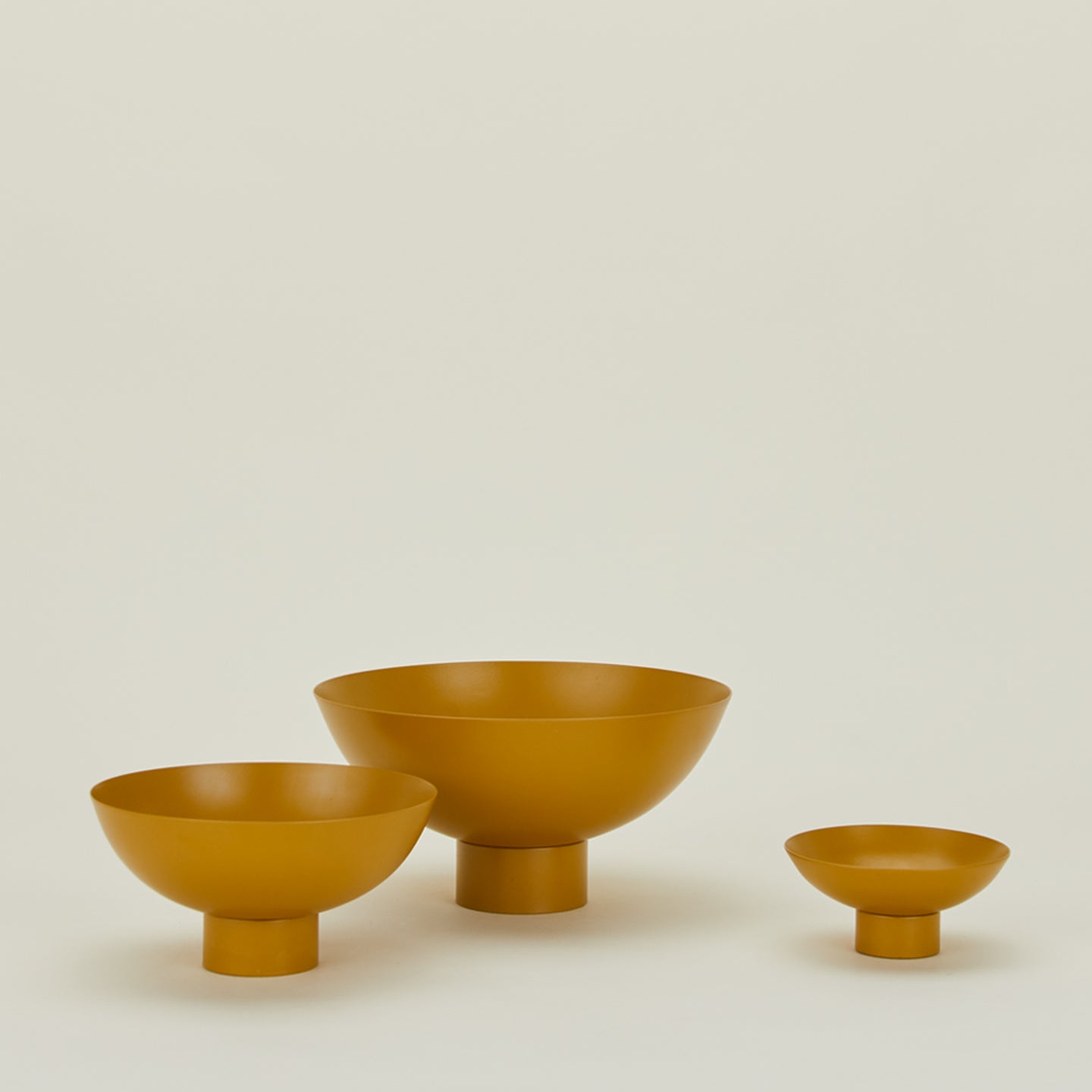Essential footed bowl family in mustard