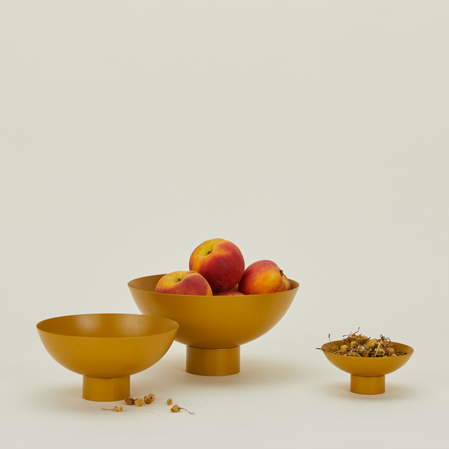 Essential footed bowl family in mustard