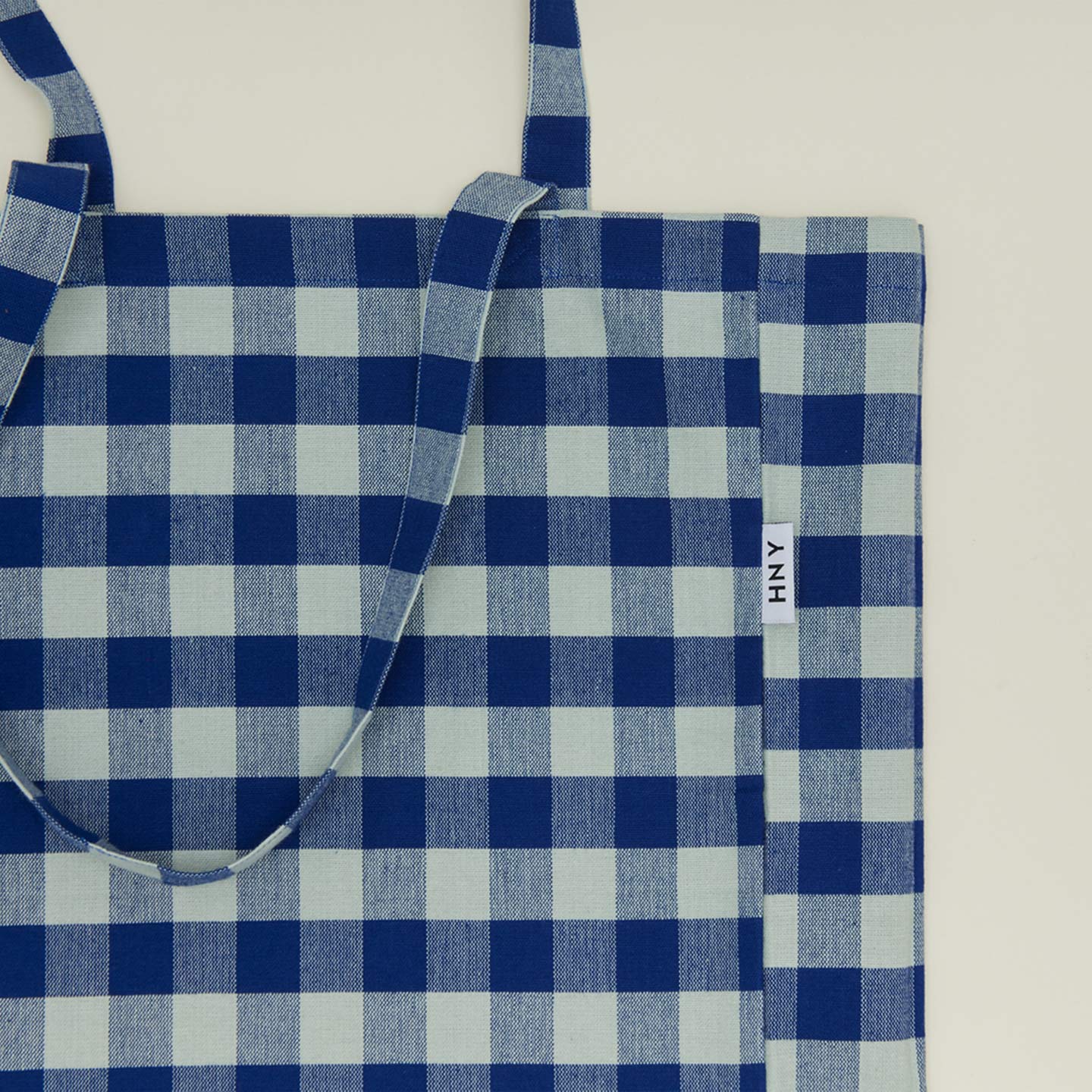 Close up view of Gingham tote bag in sky/blue 