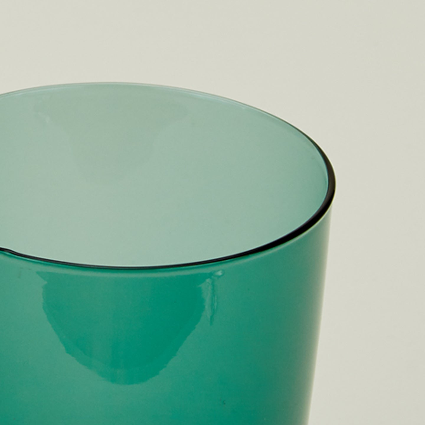 Close up of the rim of the Essential Glass in Peacock.