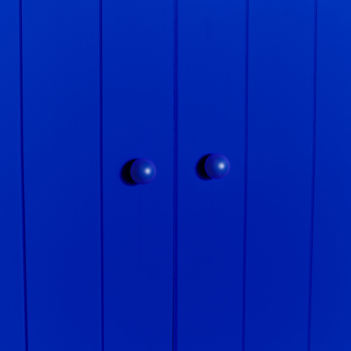 Small essential knobs in klein blue on cabinet doors
