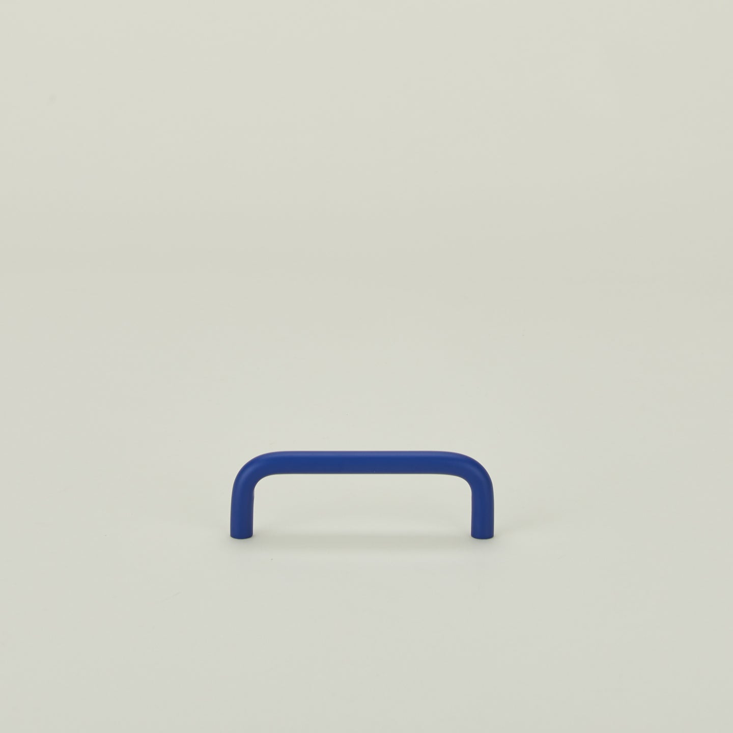 Small essential drawe pull in klein blue