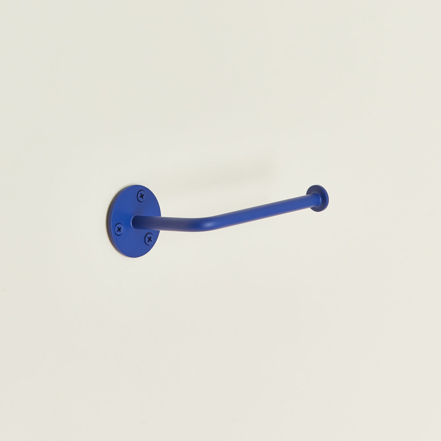 Essential toilet paper holder in klein blue
