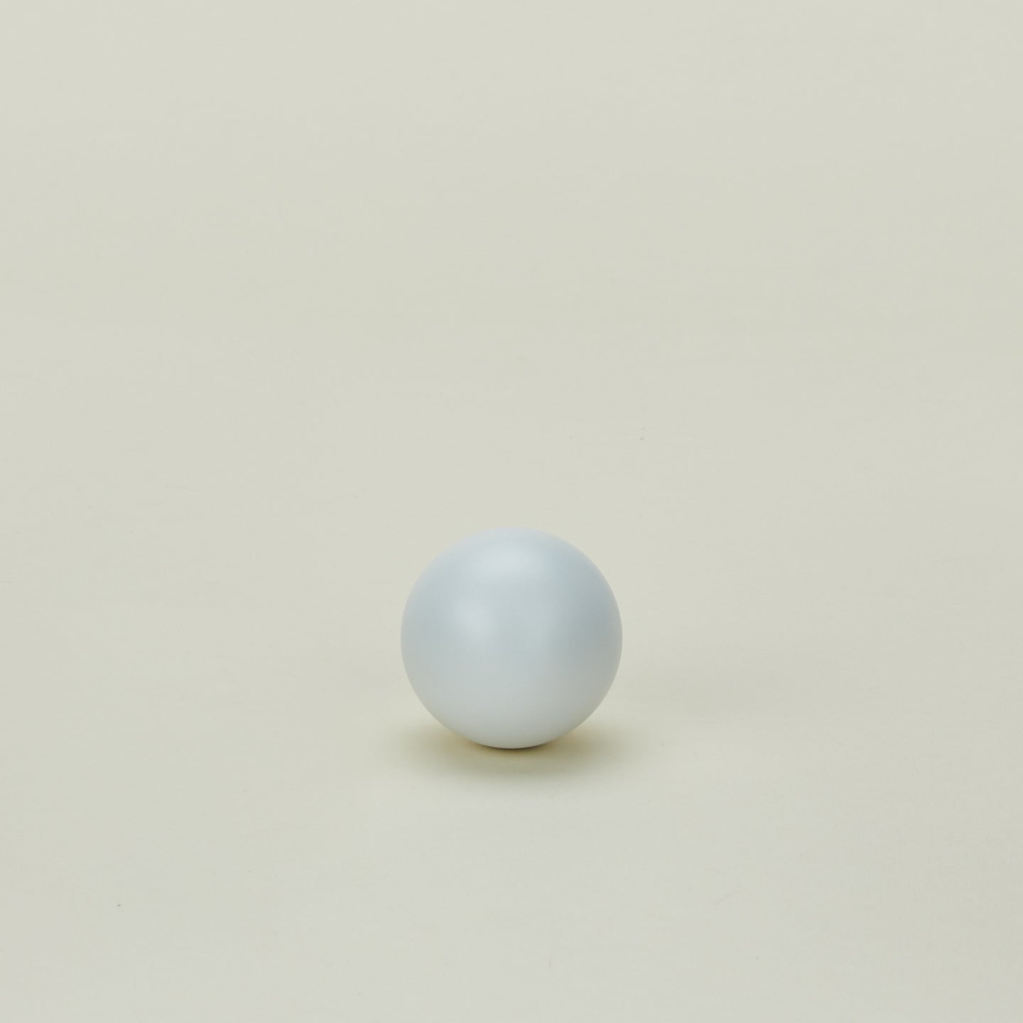 Large essential knob in white
