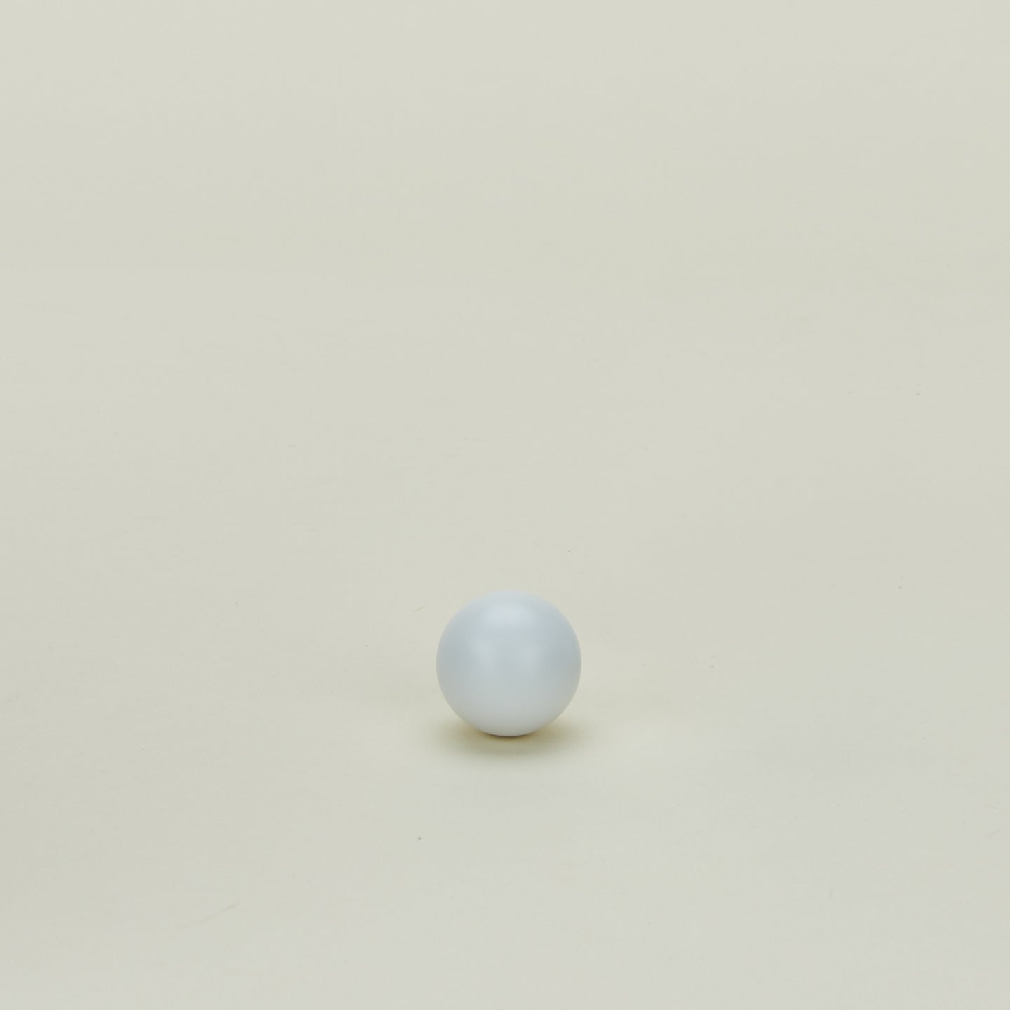 Small essential knob in white