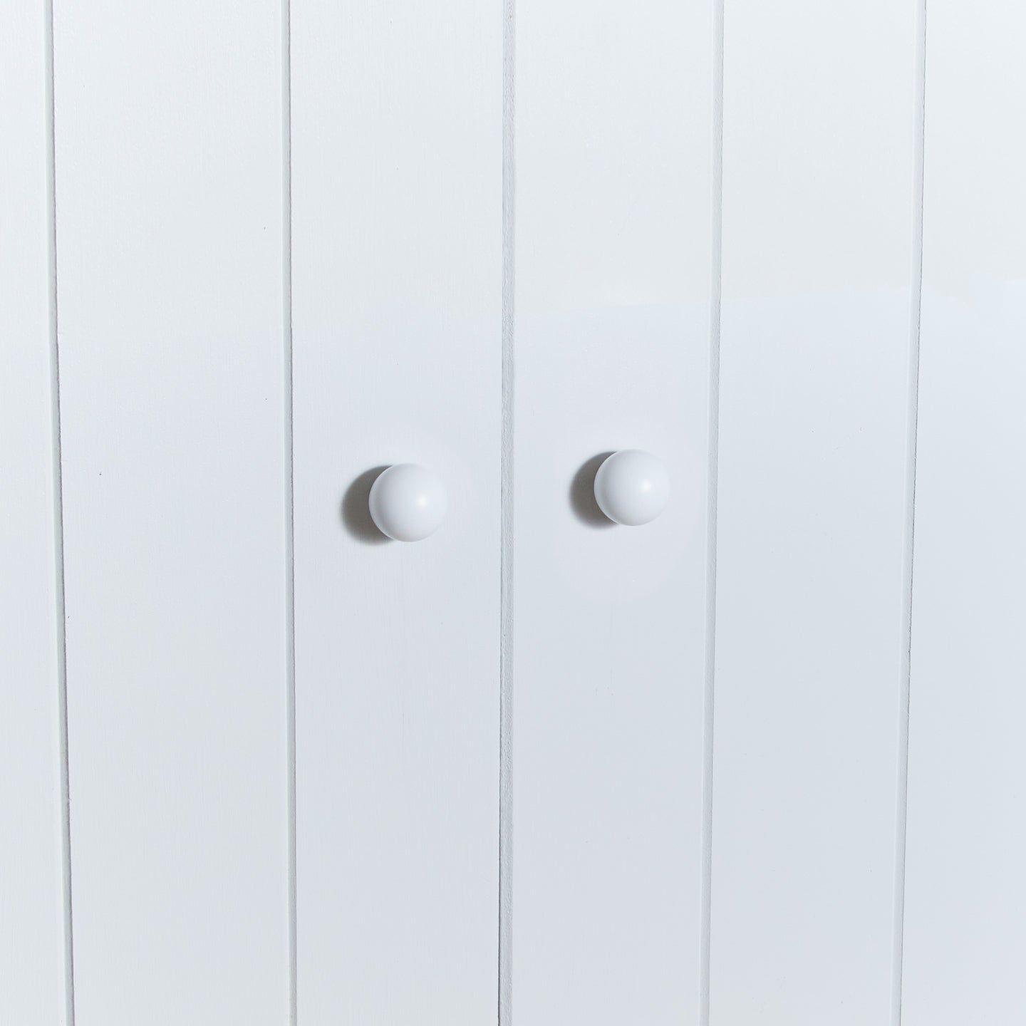 Small essential knobs in white on cabinets