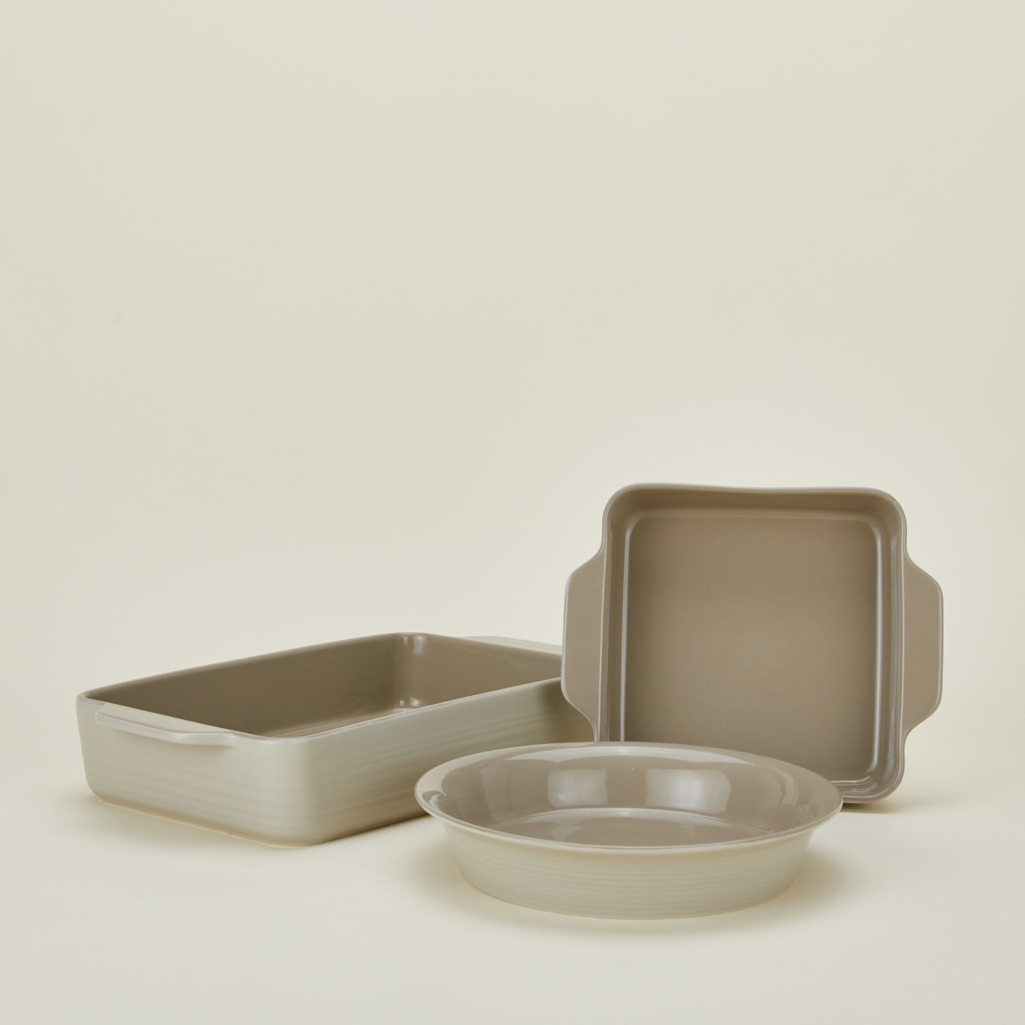 Essential bakeware family in light grey