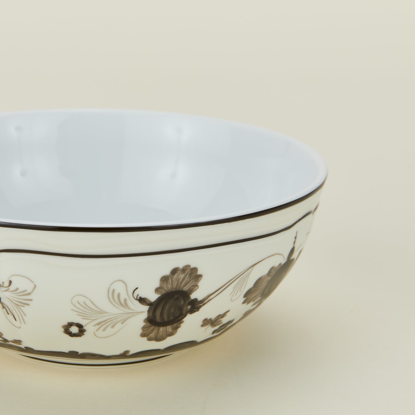 Ginori bowl in albus detail
