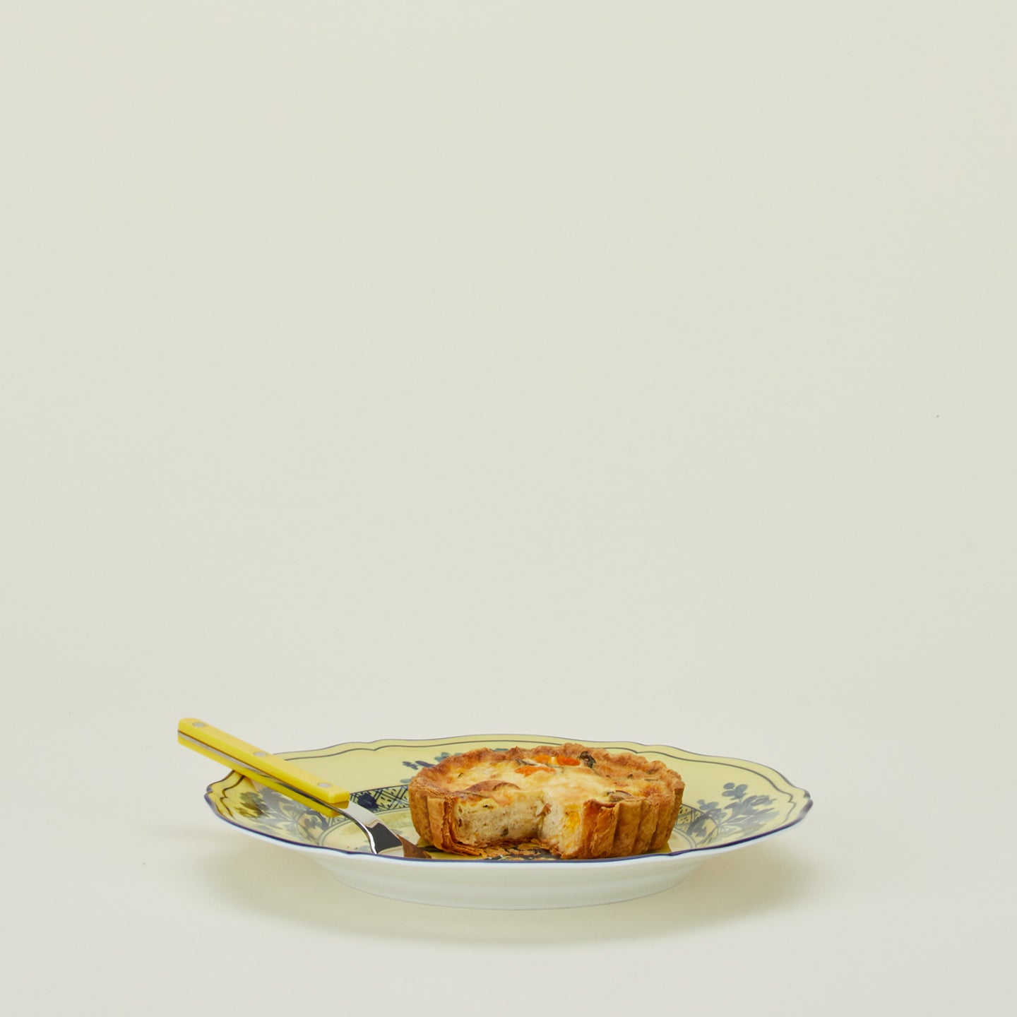 Ginori dinner plate in citrino with quiche and fork