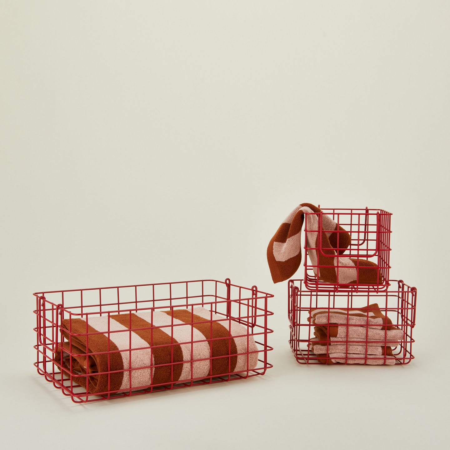Set of 3 grid baskets in poppy with items