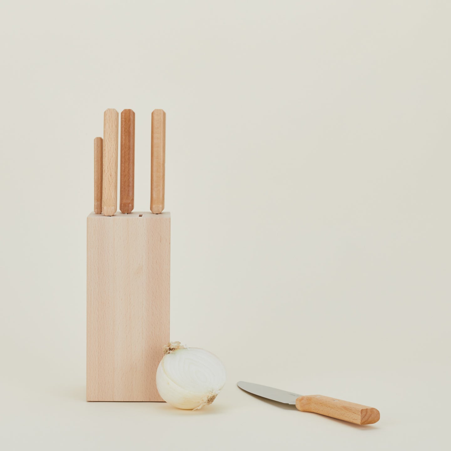 4 Beechwood kitchen knives in knife block one lying flat and onion