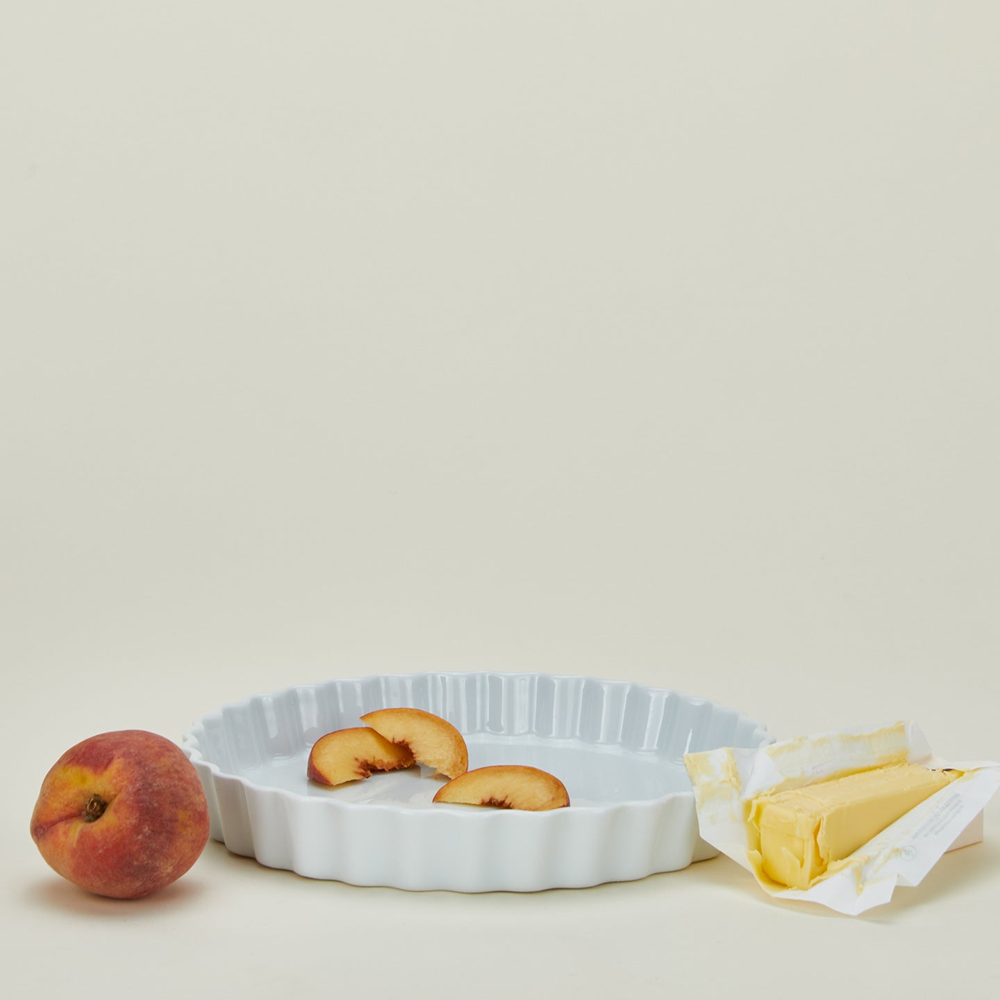 Porcelain tart dish in white with fruit and cheese