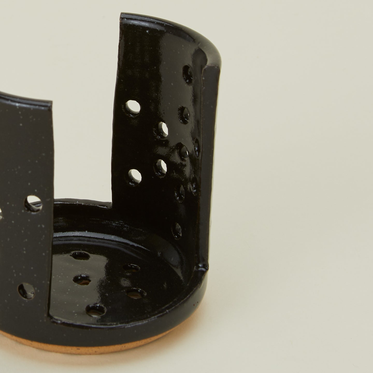 Close up view of Rachael Pots sponge holder in black
