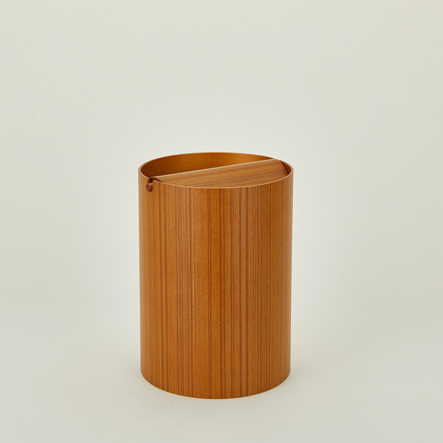 Lidded wooden waste basket in natural