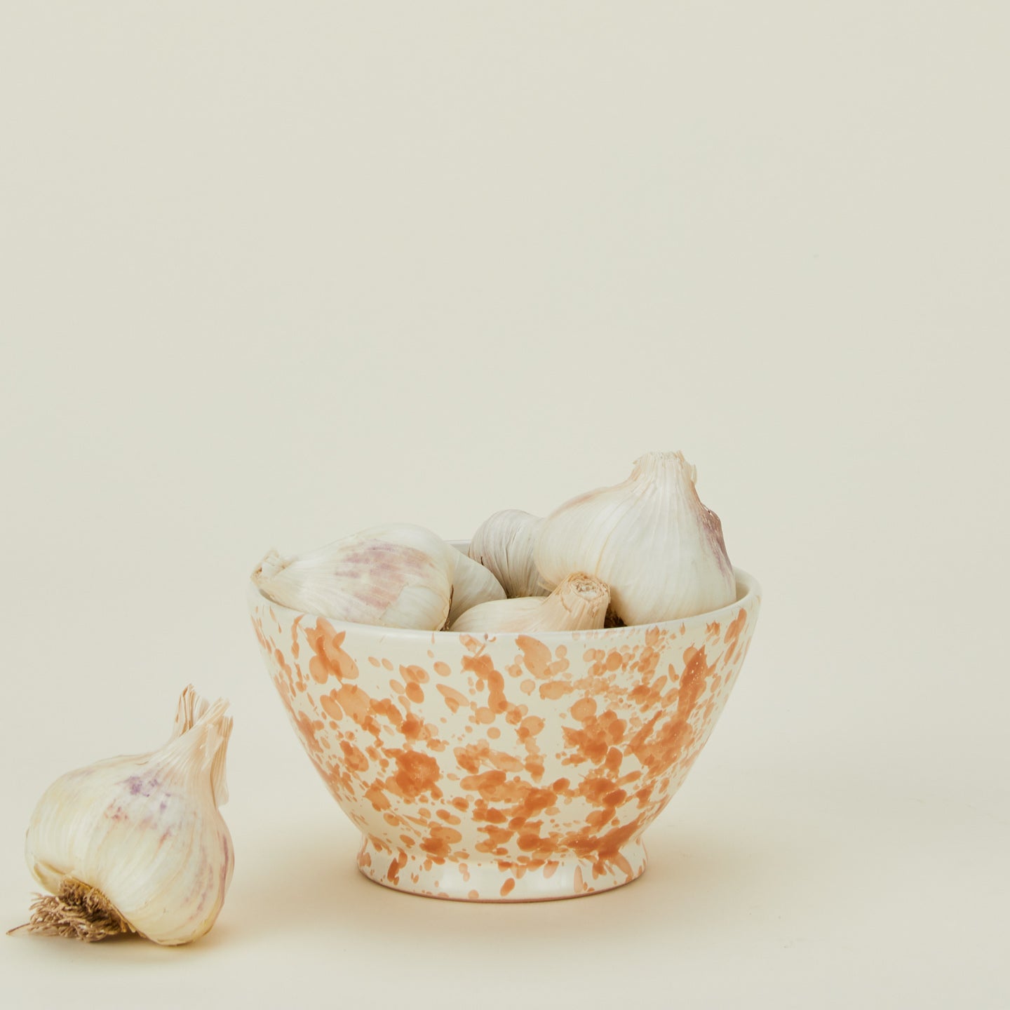 Splatter small bowl in tan and ivory with garlic