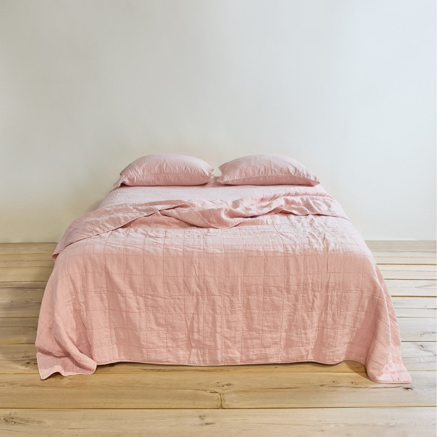 Simple linen bedding in blush