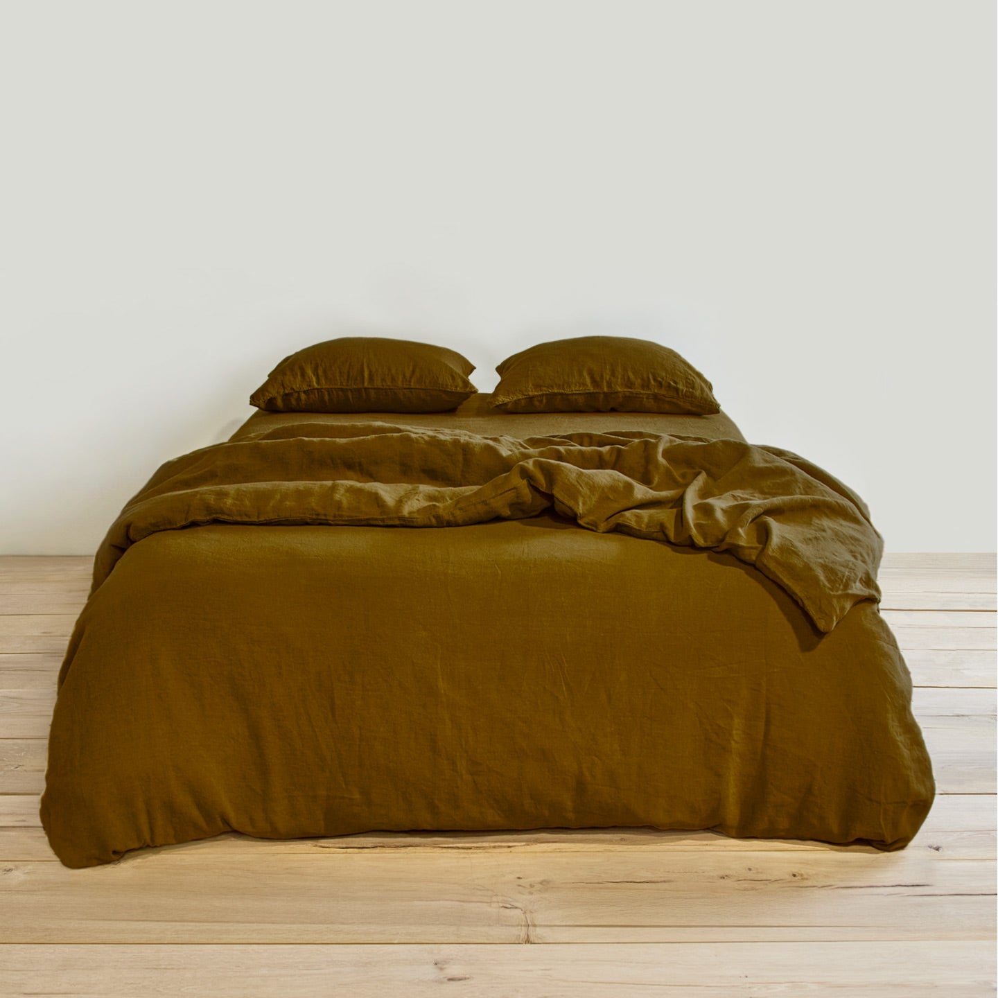 Simple linen bedding in bronze
