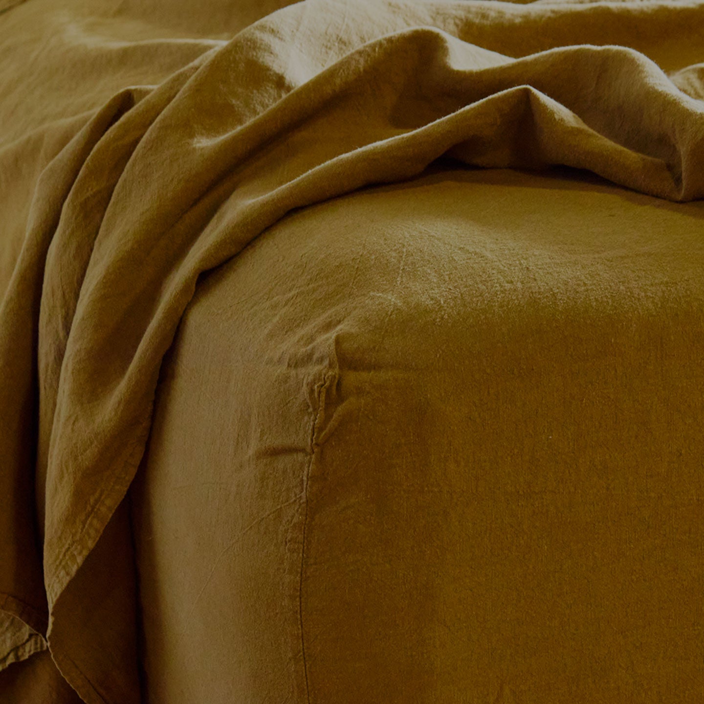 Simple linen bedding in bronze