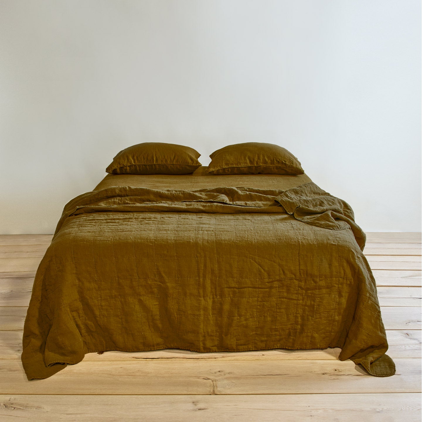 Simple linen bedding in bronze