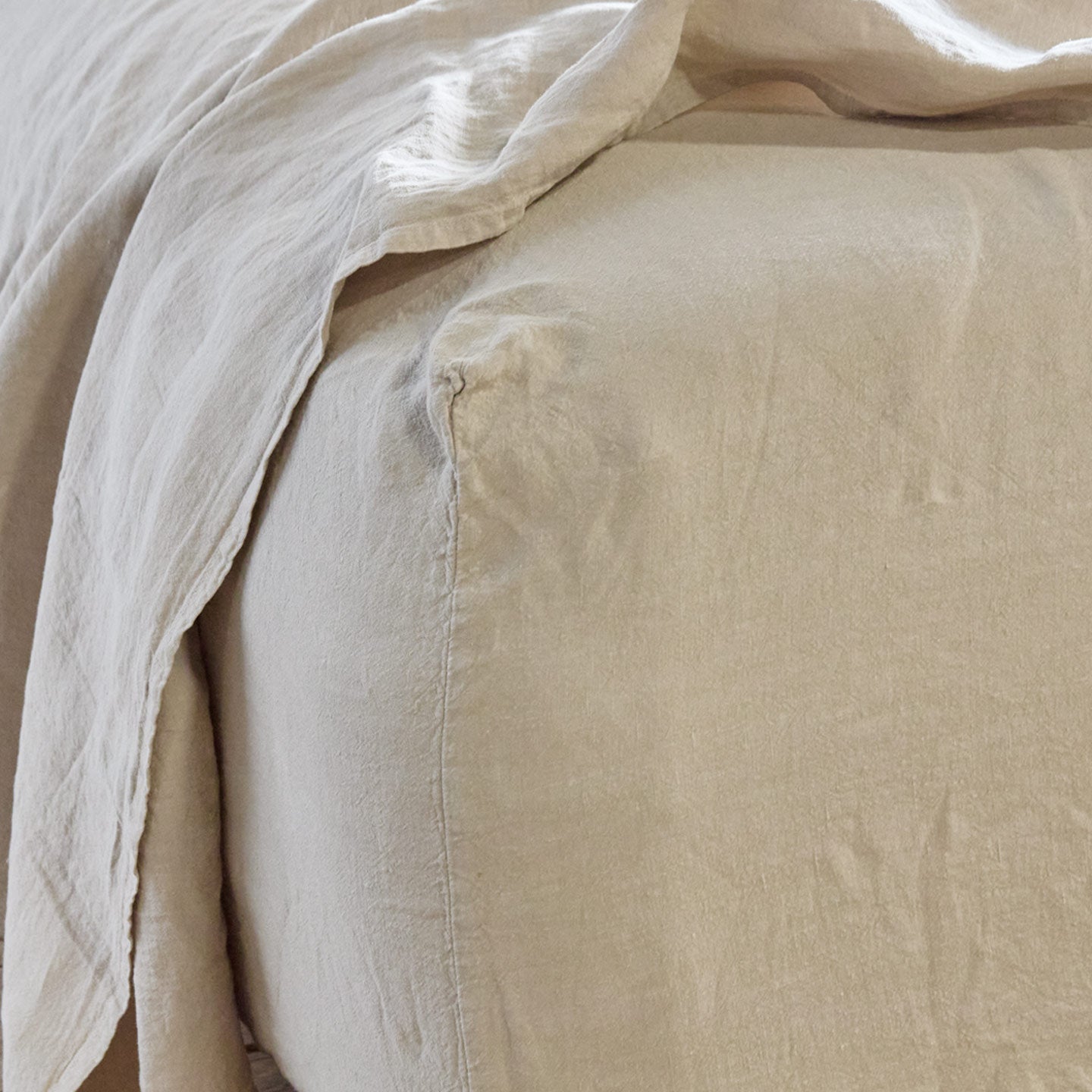 Simple linen bedding in flax