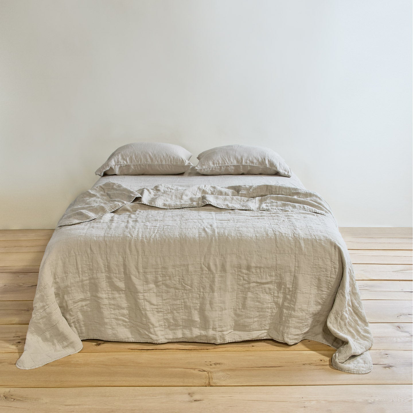Simple linen bedding in flax