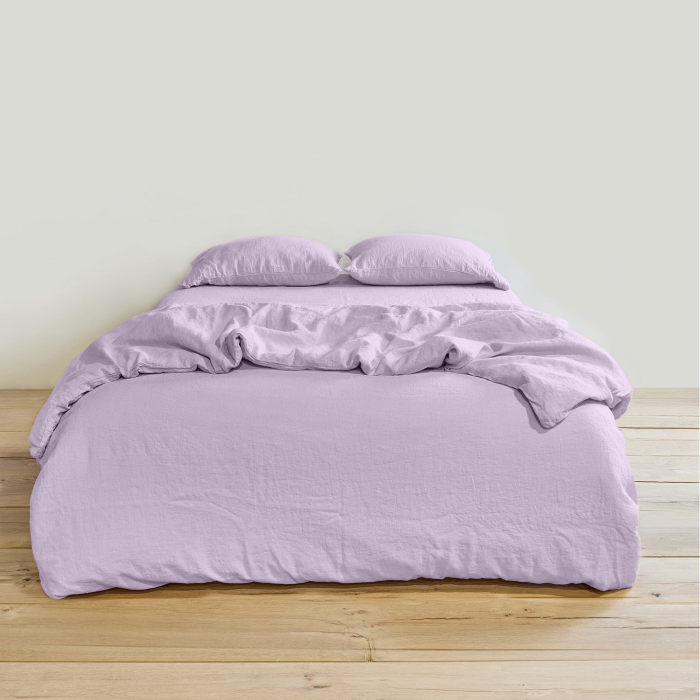 Simple linen bedding in lilac