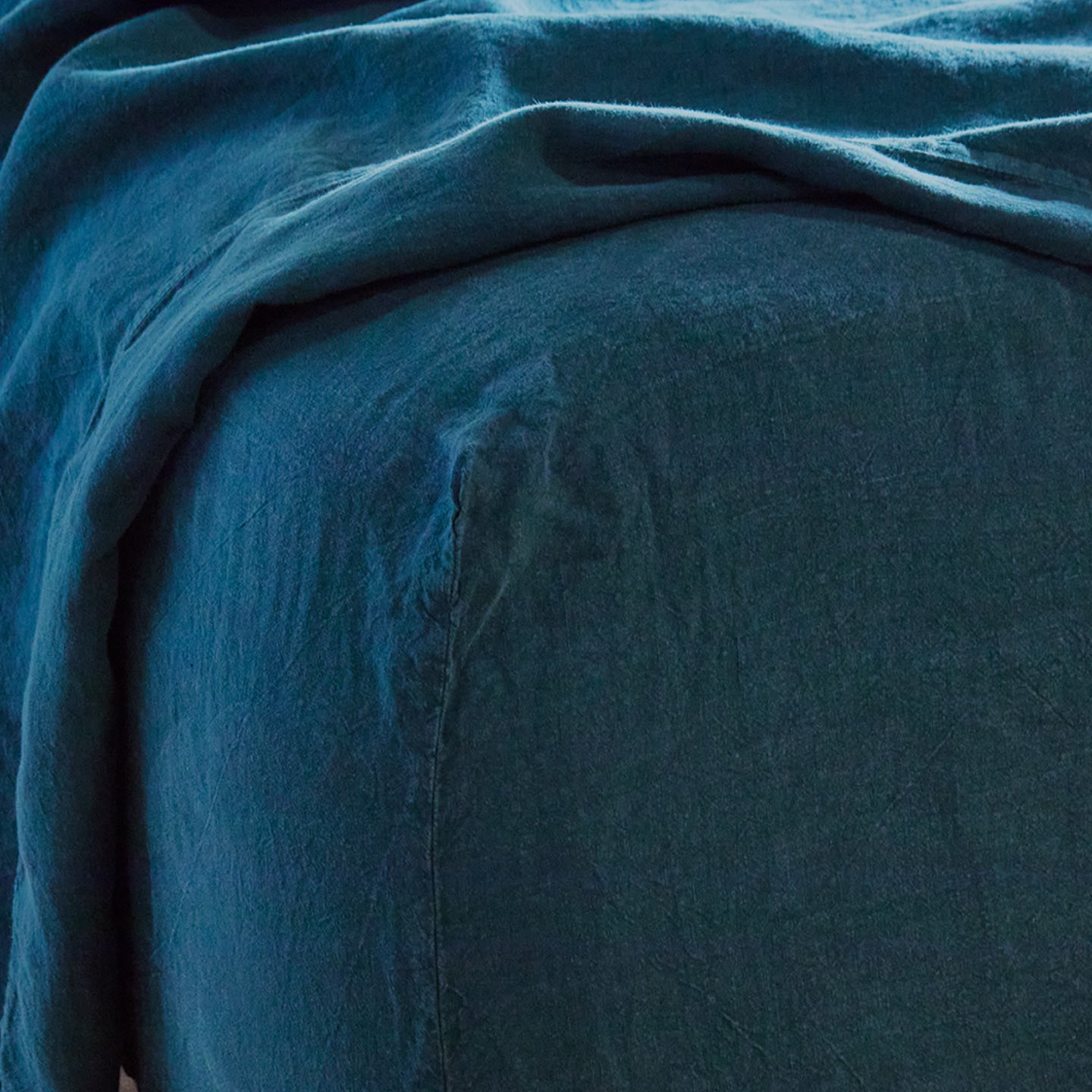 Simple linen bedding in peacock