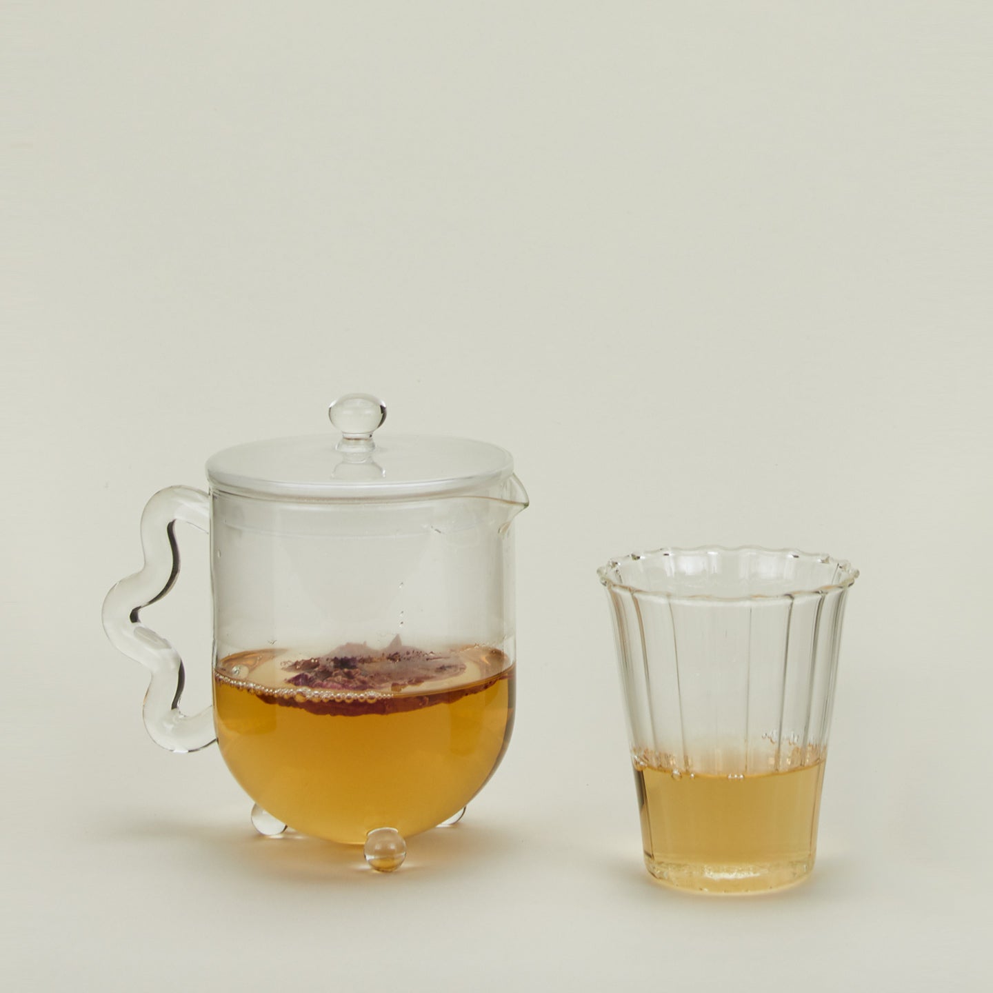 Bloom teapot with tea and La Verre glass
