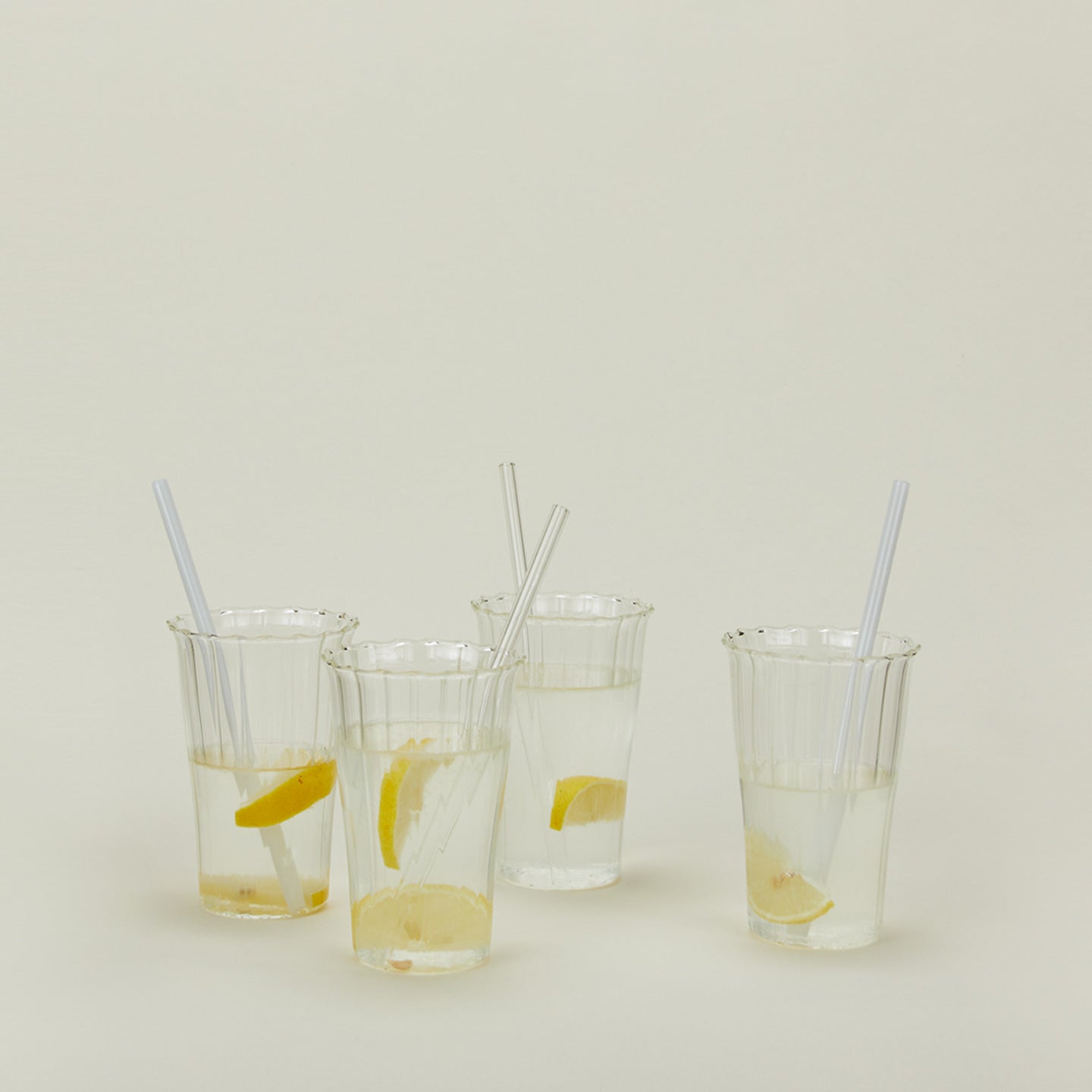 Le Verre glass grande with lemon water and straws