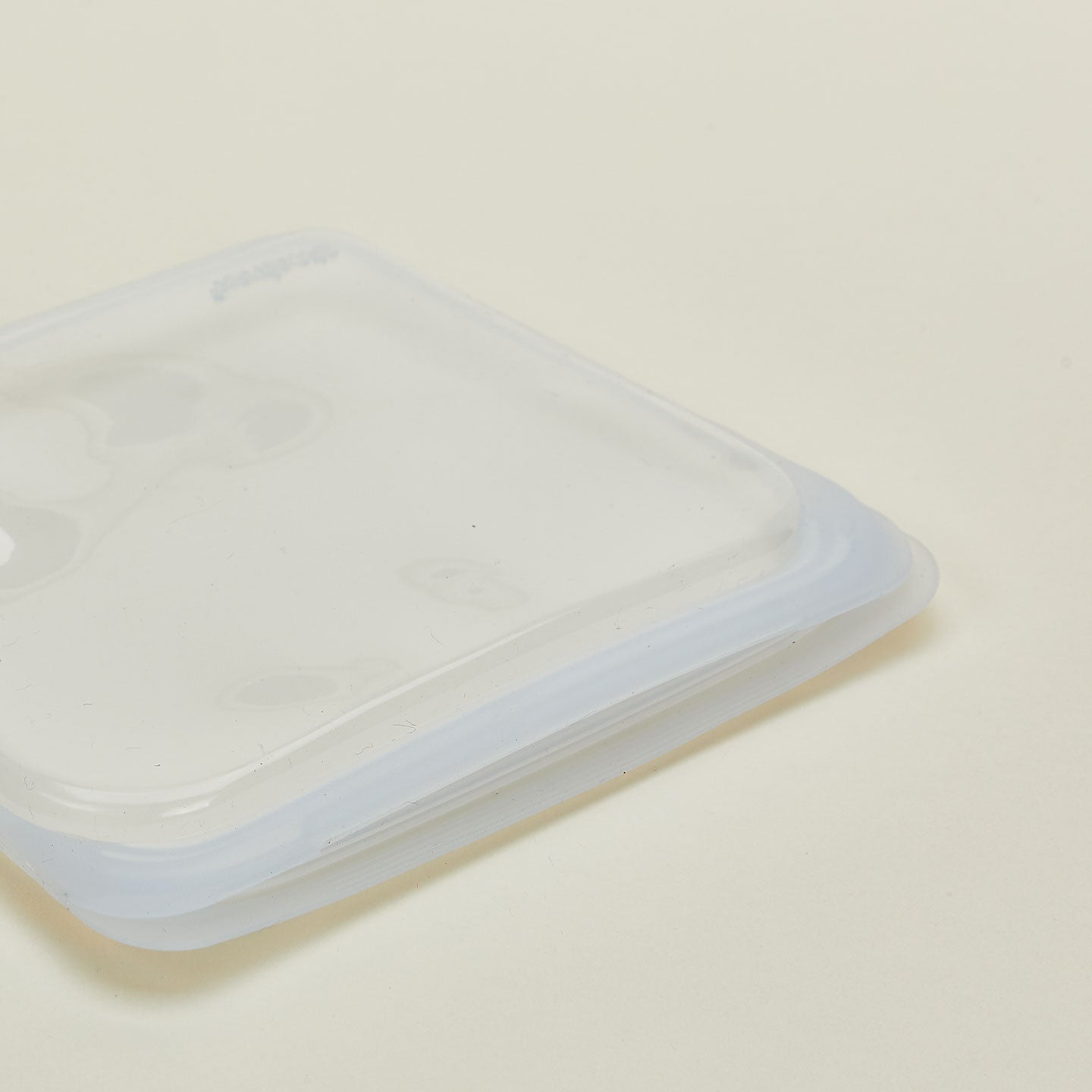 A close up of a silicone sandwich bag.