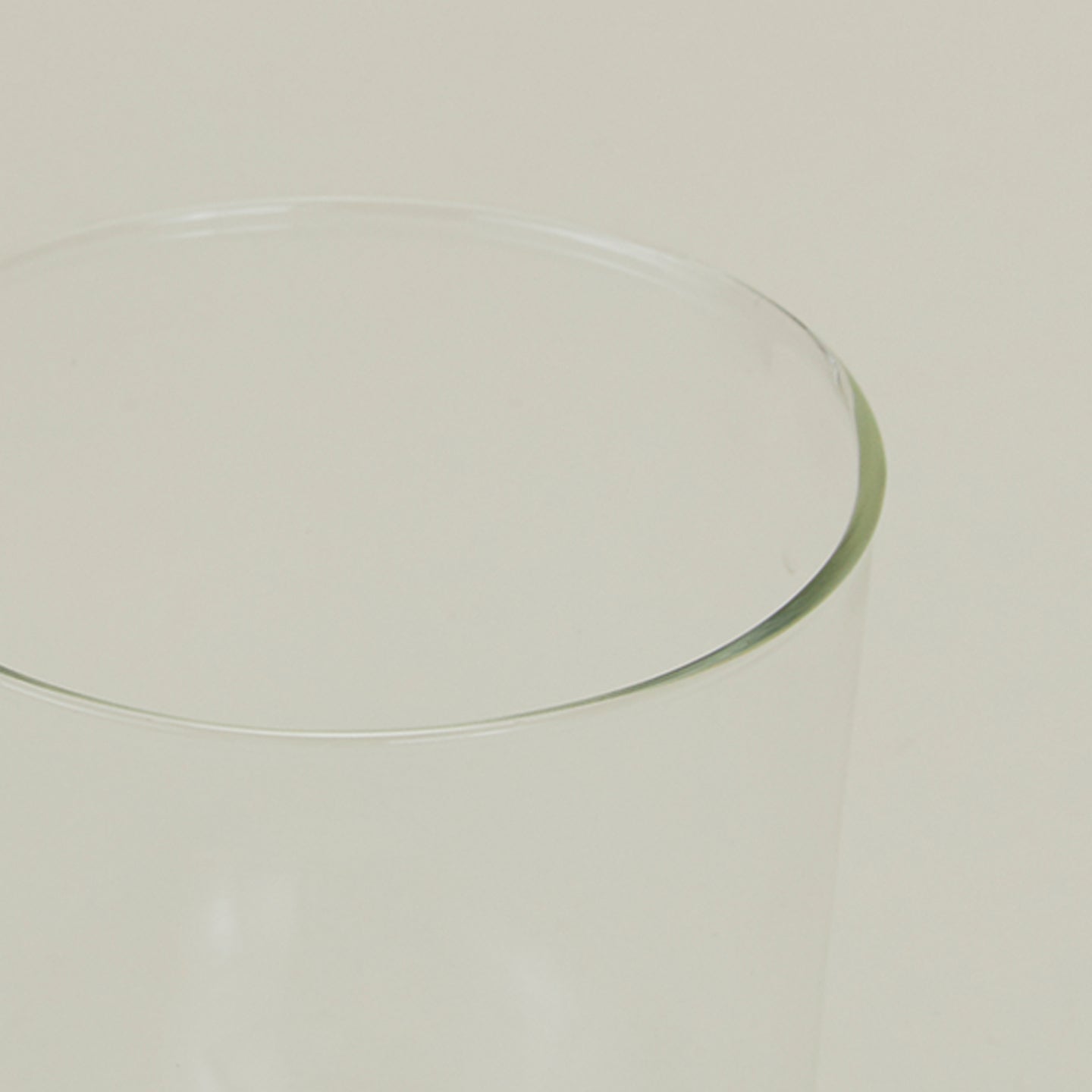 Close up of the rim of the Essential Glass in Clear.
